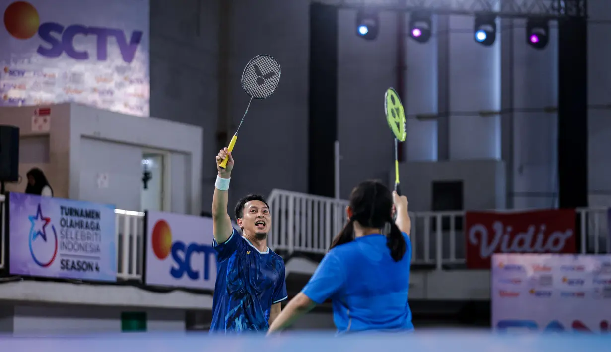 Mantan pebulu tangkis Indonesia, Mohammad Ahsan (kiri) dan penyanyi sekaligus selebritas Indonesia, Ziva Magnolya melakukan selebrasi setelah mencetak poin pada laga semifinal Turnamen Olahraga Selebriti Indonesia (TOSI) Season 4 melawan pasangan mantan pebulu tangkis Indonesia, Debby Susanto dan selebritas, Rafael Tan di GOR UNJ, Rawamangun, Jakarta, Minggu (02/11/2025). (Bola.com/Bagaskara Lazuardi)