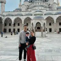 Nggak sendirian, momen liburan kali ini tentu bersama keluarga kecilnya. [Foto: IG/nikitawillyofficial94]