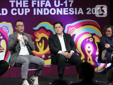 CEO VIP (Visual Indomedia Produksi) Indra Yudhistira (kedua kiri), Menteri BUMN Erick Thohir (kedua kanan), Direktur Programming SCM Harsiwi Achmad (kanan) memberikan keterangan saat konferensi pers SCM Grup Official Broadcater FIFA U-17 World Cup Indonesia 2023 di Hall Lantai 8 SCTV Tower, Jakarta, Selasa (3/10/2023). (Liputan6.com/Faizal Fanani)