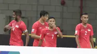 Para pemain Singapura merayakan gol yang dicetak Hariss Harun ke gawang Timnas Indonesia pada laga Piala AFF di Stadion Nasional, Singapura, Jumat (9/11). Singapura menang 1-0 atas Indonesia. (Bola.com/M. Iqbal Ichsan)