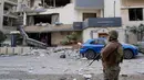 Serangan Israel, pada Rabu (4/3/2026), juga menghantam sebuah hotel di kawasan Hazmieh, sebelah timur Beirut, Lebanon. Tampak dalam foto, seorang tentara Lebanon berdiri di depan hotel yang rusak akibat serangan udara Israel di Hazmieh, sebelah timur Beirut, Lebanon, Rabu 4 Maret 2026. (AP Photo/Hussein Malla)
