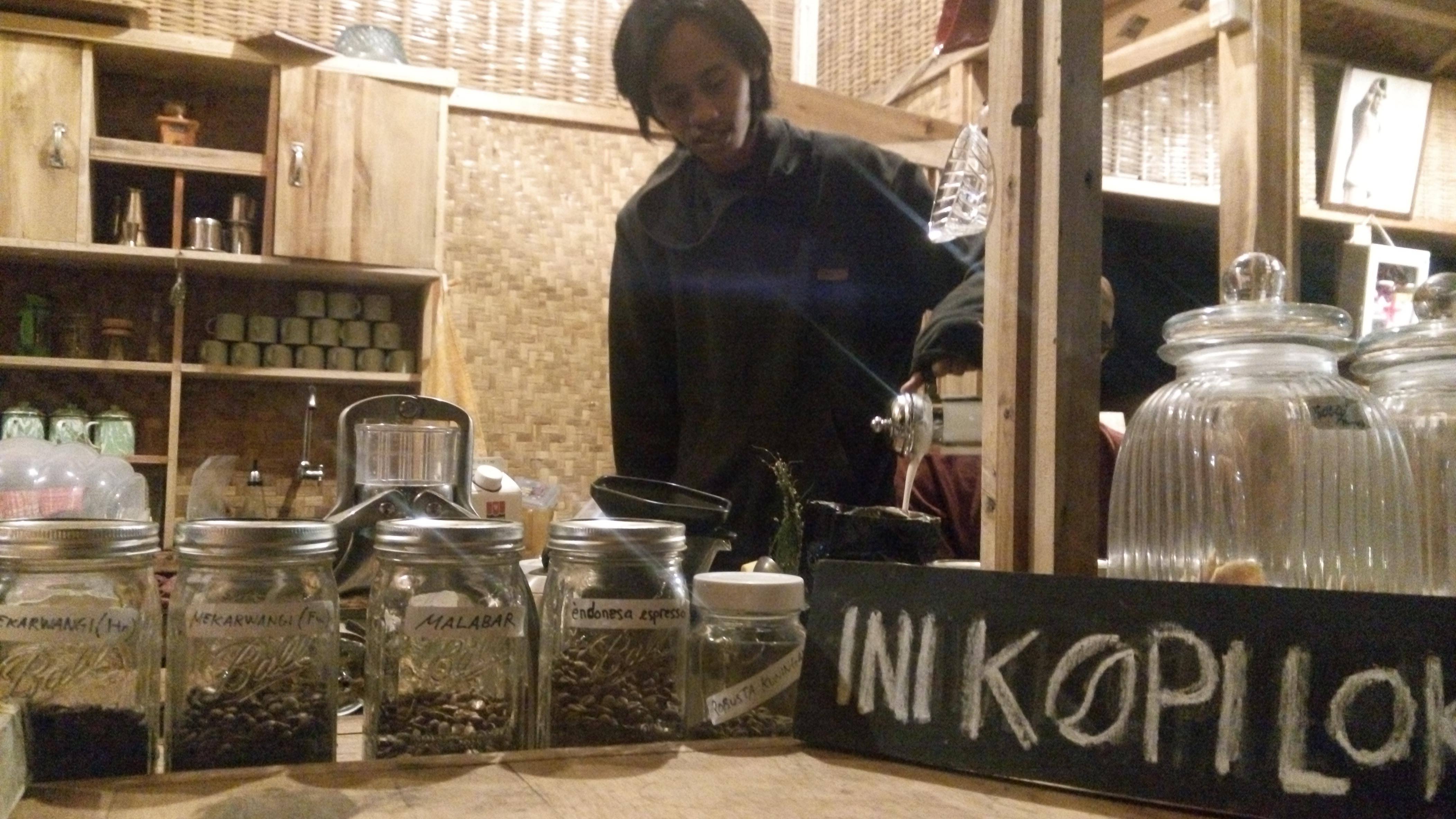 Suasana di Alas Kopi didesain dengan nuansa Kampung Naga yang membuat orang betah ngobrol berlama-lama. (Liputan6.com/Huyogo Simbolon)