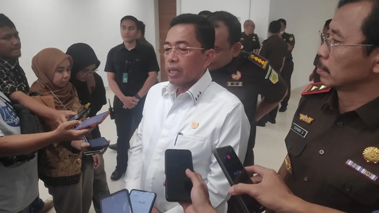 Wakil Jaksa Agung Sunarta saat melakukan kunjungan kerja ke Kejati Riau mensosialisasikan pembangunan zona integritas menuju WBK/WBBM.