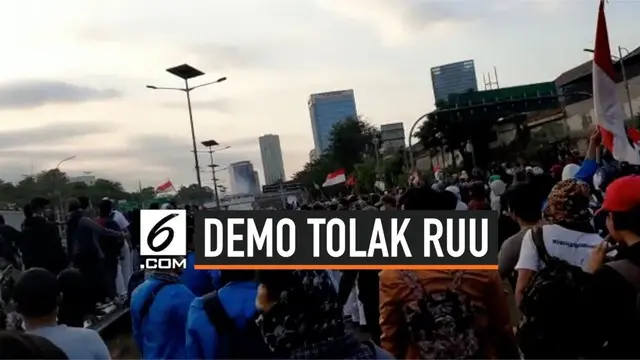 Demo mahasiswa dan pelajar kembali terjadi di kawasan Gedung DPR, Senayan, Jakarta. Massa juga menutup Tol Dalam Kota yang berada di depan Gedung DPR Jakarta.