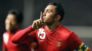 Kapten Timnas Indonesia Firman Utina merayakan golnya ke gawang Laos pada partai Piala AFF di Stadion Utama Gelora Bung Karno, Jakarta, 4 Desember 2010.AFP PHOTO/ADEK BERRY