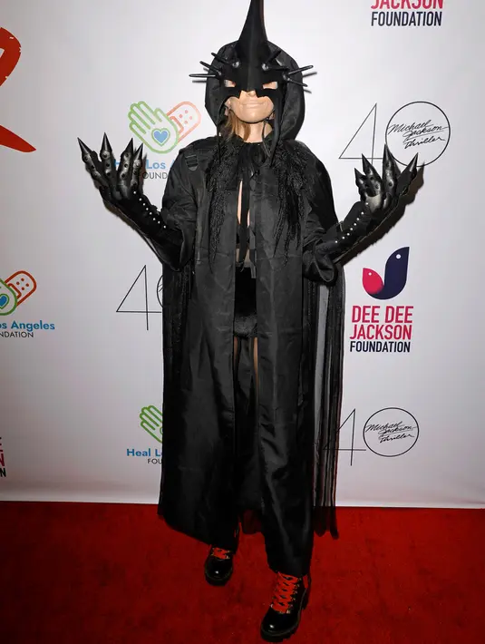 <p>Paris Jackson menghadiri Pesta Halloween "Thriller Night" yang diselenggarakan oleh Prince Michael Jackson di Jackson Family Home, Encino, California, Amerika Serikat, 28 Oktober 2022. Paris Jackson didandani sebagai salah satu Black Rider atau dikenal sebagai The Nazg&ucirc;l atau Ringwraith yang merupakan manusia fana yang diubah menjadi pelayan jahat Sauron di J.R.R. kisah Tolkien. (Kevin Winter/Getty Images/AFP)</p>