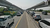 Kendaraan melintas di contraflom KM 28 Tol Jakarta - Cikampek, Jawa Barat, Kamis (30/5/2019). Kemacetan disebabkan antrean masuk ke rest area di beberapa titik. Antrean menyebabkan arus lalu lintas menjadi tersendat. (Liputan6.com/Herman Zakharia)