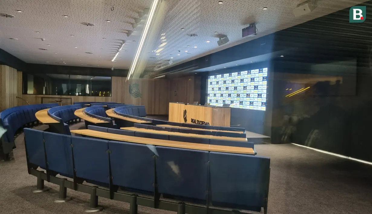 Ruang konferensi pers di Stadion Reale Arena. (Bola.com/Yus Mei Sawitri)