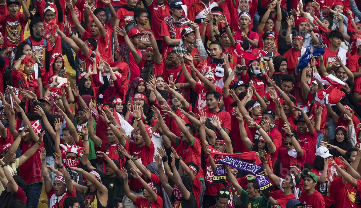 Suporter bernyanyi mendukung Timnas Indonesia yang tampil melawan Timor Leste pada laga SEA Games di Stadion MPS, Selangor, Minggu (20/8/2017). Indonesia menang 1-0 atas Timor Leste. (Bola.com/Vitalis Yogi Trisna)