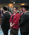 Saat acara tersebut, Tina Toon pun memilih mengenakan kebaya jumputan warna merah dengan bagian depan memiliki aksen warna hitam. [@tinatoon101]