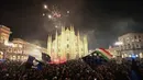 Raihan Scudetto ke-21 Inter Milan langsung disambut gegap gempita ribuan Interisti yang berkumpul di Piazza Duomo, Milan. Tampak dalam foto, para pendukung Inter Milan merayakan gelar juara Serie A musim 2025/2026 atau scudetto ke-21 di Piazza Duomo, Milan, Italia, Minggu (3/4/2026) malam waktu setempat atau Senin (4/5/2026) dini hari WIB. (PIERO CRUCIATTI/AFP)