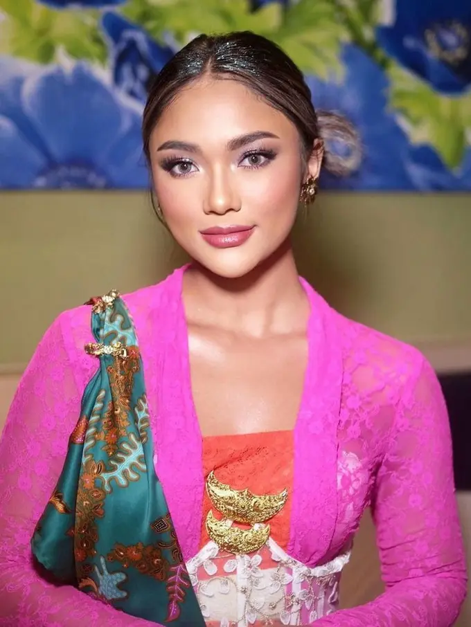 Marion Jola Tampil Keren Pakai Kebaya dan Kain Batik saat Manggung Bawakan Dangdut Koplo
