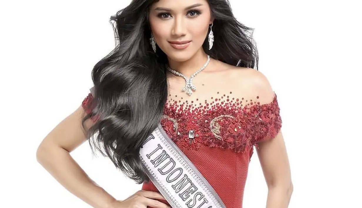 Hingga akhirnya, Erina terpilih menjadi Puteri Indonesia 2022 yang mewakili Daerah Istimewa Yogyakarta. Makeupnya pun membuatnya lebih dewasa namun tetap tidak berlebihan dengan bluson dan lipstik glossynya. @erinagudono