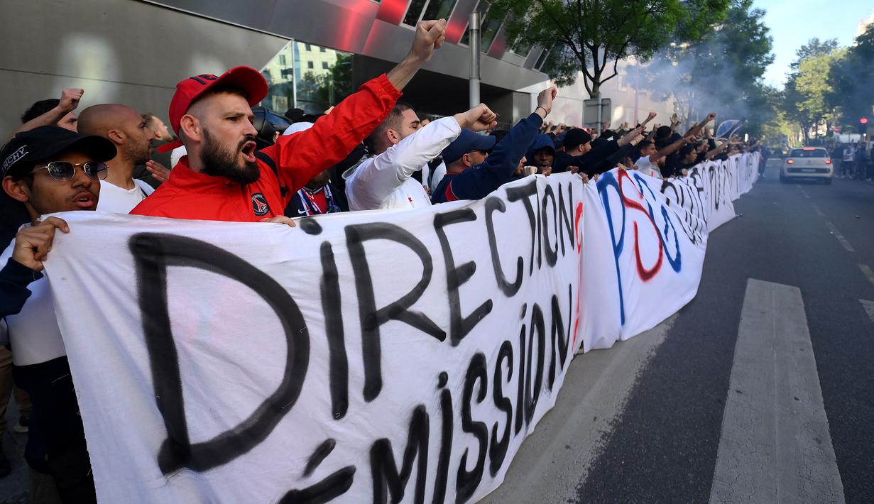 Sekelompok pendukung PSG melakukan aksi demo yang berlangsung di luar kantor klub pada Rabu (3/5/2023) waktu setempat. Salah satu sasaran aksi ini adalah meminta Lionel Messi, Marco Veratti, dan Neymar untuk hengkang dari klub. Messi saat ini tengah menjalani masa hukuman di PSG setelah bintang Timnas Argentina tersebut mangkir latihan dan pergi ke Arab Saudi tanpa persetujuan klub. (AFP/Franck Fife)