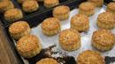 <p>Kue bulan dengan kuning telur asin yang baru saja dipanggang terlihat di sebuah perusahaan makanan bernama Saikoh di Yokohama, Jepang, pada 30 September 2020. Festival Pertengahan Musim Gugur atau juga disebut Festival Kue Bulan jatuh pada 1 Oktober tahun ini. (Xinhua/Du Xiaoyi)</p>