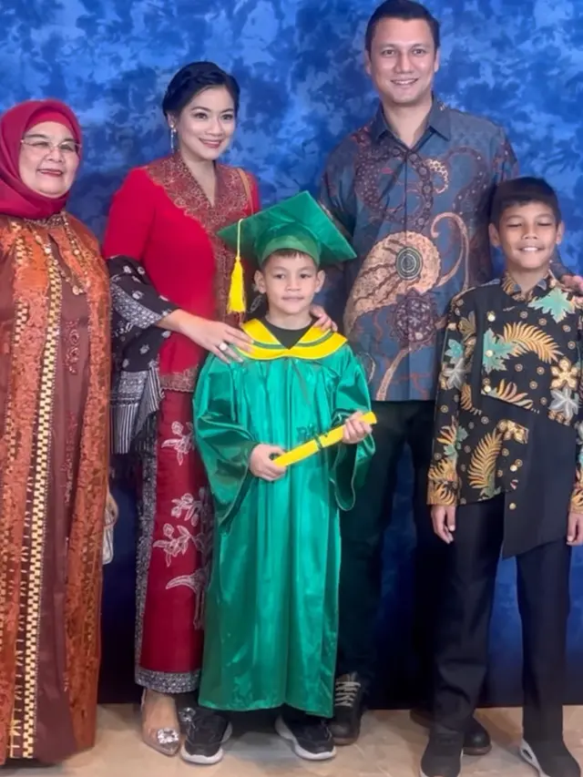 Potret Titi Kamal ketika hadir di wisuda TK putra keduanya. [@titi_kamall]
