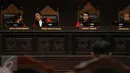 Hakim konstitusi Anwar Usman (kedua kanan) memberi tanggapan sidang peninjauan kembali UU No 1 Tahun 2015 tentang Pilkada di MK, Jakarta, Selasa (8/9). Sidang ini menyatukan tiga permohonan yang menguji peraturan yang sama. (Liputan6.com/Faizal Fanani)