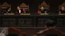Hakim konstitusi Anwar Usman (kedua kanan) memberi tanggapan sidang peninjauan kembali UU No 1 Tahun 2015 tentang Pilkada di MK, Jakarta, Selasa (8/9). Sidang ini menyatukan tiga permohonan yang menguji peraturan yang sama. (Liputan6.com/Faizal Fanani)
