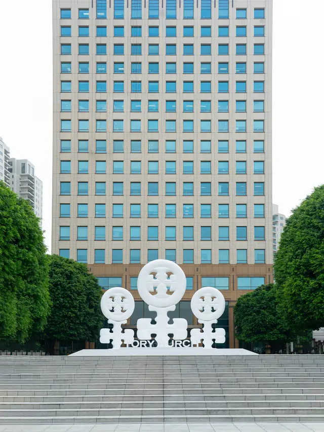 Tory Burch Indonesia Rayakan 1 Dekade dengan Koleksi Tas Ekslusif dan Instalasi Logo Raksasa di Plaza Senayan