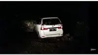 Viral Mobil Nyasar ke Dalam Hutan, Cerita Pengemudi Bikin Merinding (Sumber: Facebook/Zainal Arifin)