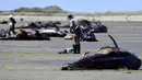 Sejumlah petugas Departemen Konservasi mengevakusi bangkai paus pilot yang tergeletak di sebuah pantai terpencil di Farwell Spit, di ujung utara Selandia Baru, Selasa (17/2). (AFP/Marty Melville)