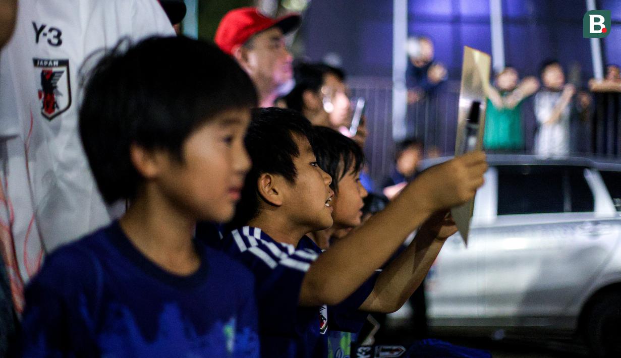 <p>Sejumlah anak-anak Jepang memanggil para pemain Timnas Jepang setelah sesi latihan menjelang laga lanjutan putaran ketiga Kualifikasi Piala Dunia 2026 melawan Timnas Indonesia di Lapangan A, Kompleks Stadion Utama Gelora Bung Karno (SUGBK), Senayan, Jakarta, Rabu (13/11/2024). (Bola.com/Bagaskara Lazuardi)</p>