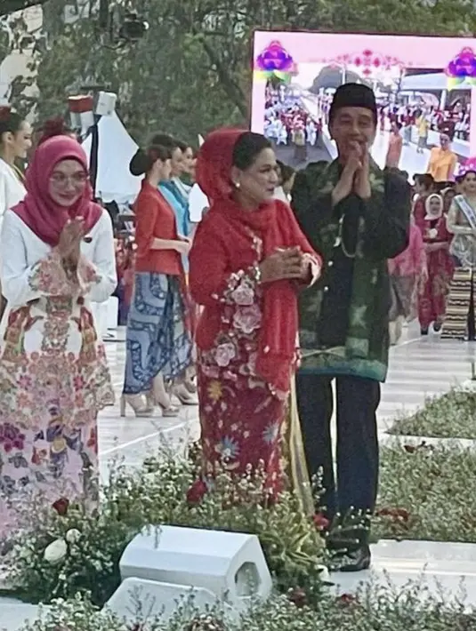 Sementara itu, ibu Wury tampil tertutup dengan kerudung pink yang serasi dengan bawahan kain batiknya.  [Instagram/Roemah Kebaya Vielga]