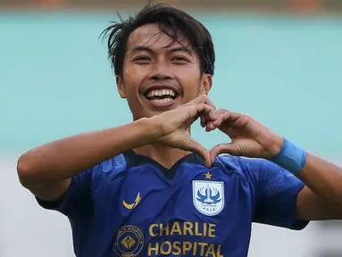 Ketika laga hampir berakhir imbang 0-0, PSIS Semarang mencuri gol di masa injury time babak kedua melalui bek Riyan Ardiansyah dalam laga pekan pertama BRI Liga 1 2021/2022 di Stadion Wibawa Mukti, Cikarang, Sabtu (4/9/2021). PSIS menang 1-0 atas Persela. (Bola.com/Bagaskara Lazuardi)