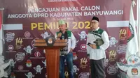 Ketua DPC PKB Banyuwangi KH. Abdul Malik Syafaat memberikan keterangan pers setelah berkas bacalegnya di tolak KPU (Hermawn Arifianto/Liputan6.com)