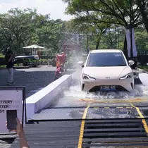 Ilustrasi: Mobil Neta yang melewati genangan air. (Dok: PT Neta Auto Indonesia)