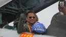 Kapolri Jenderal Tito Karnavian mengepalkan tangan di atas pesawat Sukhoi sebelum lepas landas di landasan pacu Lanud Halim Perdanakusuma, Jakarta, Rabu (20/12). (Liputan6.com/Pool/Agus)