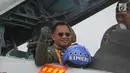 Kapolri Jenderal Tito Karnavian mengepalkan tangan di atas pesawat Sukhoi sebelum lepas landas di landasan pacu Lanud Halim Perdanakusuma, Jakarta, Rabu (20/12). (Liputan6.com/Pool/Agus)