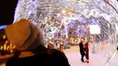 Pengunjung berfoto dekat bola natal raksasa di Octyabrskaya Square dan dekorasi untuk menyambut perayaan Natal 2018 dan Tahun Baru 2019 di Minsk, Belarus, Selasa (18/12). (AP Photo/Sergei Grits)