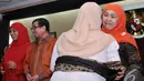 Menteri Sosial Khofifah Indar Parawansa diberi ucapan selamat oleh tamu yang hadir dalam acara serah terima jabatan Menteri Sosial, Jakarta, Selasa (28/10/2014). (Liputan6.com/Miftahul Hayat)