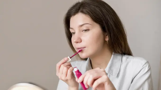 Tips memakai lip vinyl agar tidak kering dan on point seharian