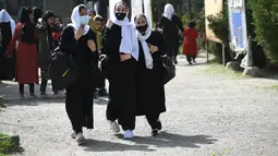 Anak perempuan meninggalkan sekolah mereka setelah perintah penutupan hanya beberapa jam setelah dibuka kembali di Kabul (23/3/2022). Penutupan sekolah memicu kebingungan dan patah hati atas peristiwa tersebut. pembalikan kebijakan oleh kelompok Taliban. (AFP/Ahmad Sahel Arman)