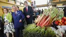 Dalam kunjungannya selama empat hari di Kanada, Pangeran Charles berkeliling ke sebuah pasar di Halifax, Nova Scotia, Kanada, Senin (19/5/14). (REUTERS/Mark Blinch)