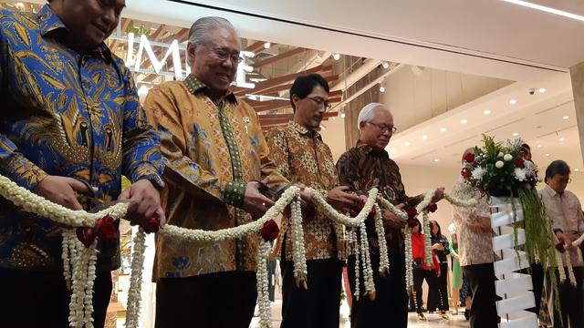 Menteri Perdagangan, Enggartiasto Lukita meresmikan pembukaan gerai pertama Lumine di Indonesia. (Yayu Agustini Rahayu/Merdeka.com)