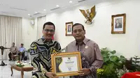 Kepala Dinas Komunikasi dan Informatika Provinsi Kalimantan Timur, Muhammad Faisal saat menerima penghargaan secara langsung di Istana Wakil Presiden RI, Jakarta, Selasa (19/12/2023). (Foto: Istimewa)
