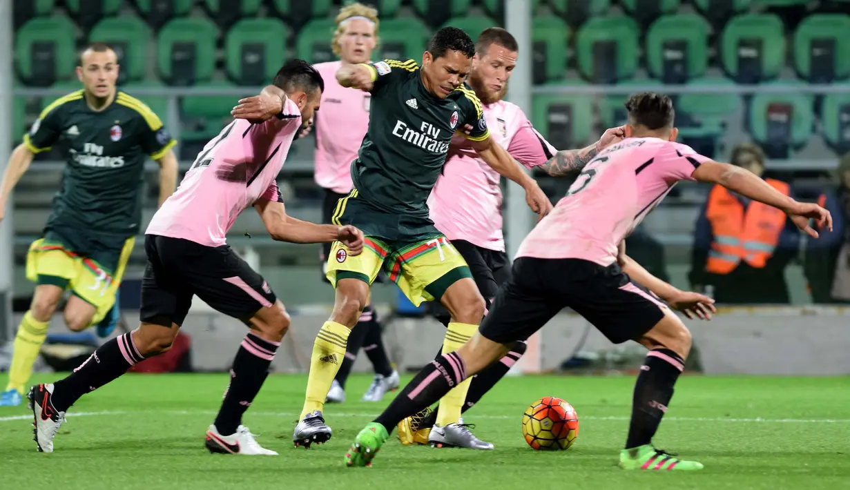 Penyerang AC Milan, Carlos Bacca (tengah) mencoba melewati kerumunan pemain Palermo pada lanjutan Serie A Liga Italia di Stadion Renzo Barbera, Palermo, Kamis (4/2/2016) dini hari WIB. (AFP/Giovanni Isolino)