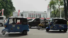 Bajaj dan sejumlah kendaraan bermotor melintas di depan Istana Kepresidenan, Jakarta, Rabu (20/7). Sudinhubtrans Jakarta Pusat segera menerapkan larangan bajaj melintas di Jalan Medan Merdeka Barat dan Medan Merdeka Utara. (Liputan6.com/Gempur M Surya)