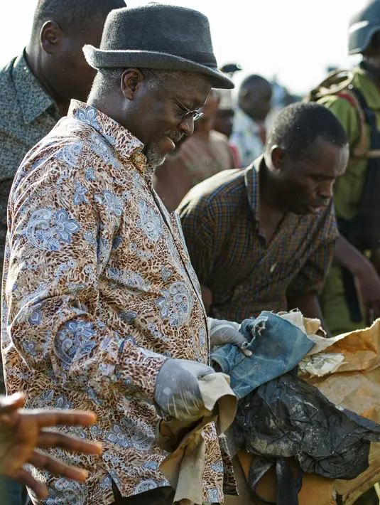 Presiden Tanzania, John Magufuli ikut ambil bagian bersama ratusan warga dalam operasi pembersihan umum di kota utama Dar es Salaam, Rabu (9/12). Ini merupakan bagian dari acara untuk menggantikan perayaan hari kemerdekaan. (DANIEL HAYDUK/AFP)