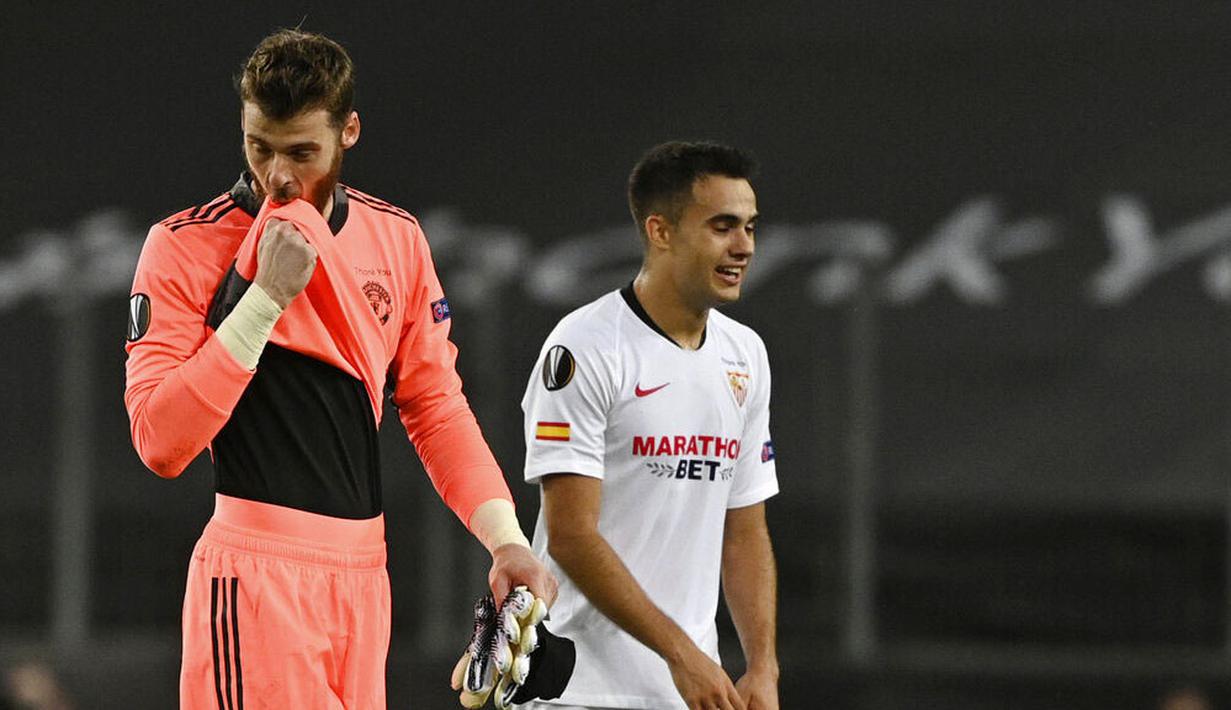 Kiper Manchester United, David de Gea, tampak kecewa usai ditaklukkan Sevilla pada laga semifinal Liga Europa di Stadion RheinEnergie, Senin (17/8/2020). Sevilla menang 2-1 atas Manchester United. (Ina Fassbender/Pool Via AP)