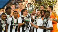 Pemain Juventus, Paulo Dybala dan Miralem Pjanic mengangkat trofi Piala Super Italia 2018 seusai mengalahkan AC Milan pada laga final di King Abdullah Sports City, Kamis (17/1). Juventus keluar sebagai kampiun dengan meraih kemenangan tipis 1-0 (AP Photo)