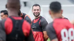 Pemain Persija Jakarta, Jordi Amat terlihat dalam latihan resmi menjelang laga BRI Super League 2025/2026 melawan Persijap Jepara di Stadion Madya, Senayan, Jakarta, Jumat (02/01/2026). (Bola.com/Abdul Aziz)