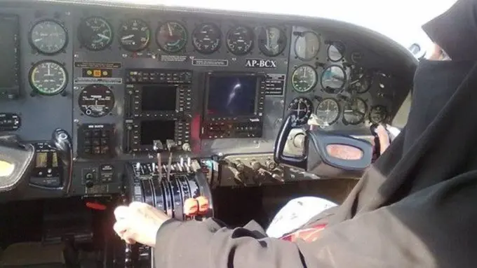 Bungkam Feminis, Wanita Muslim Ini Pilot Bercadar Pertama Dunia