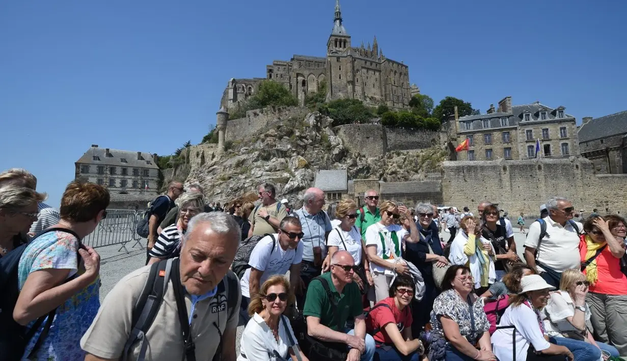 <p>Biara Mont-Saint-Michel tidak ditutup bagi pengunjung karena ada kunjungan Presiden Prancis Emmanuel Macron. Namun, otoritas lokal tetap mengambil langkah-langkah agar acara itu berlangsung semulus mungkin. (Jean-Francois MONIER/AFP)</p>