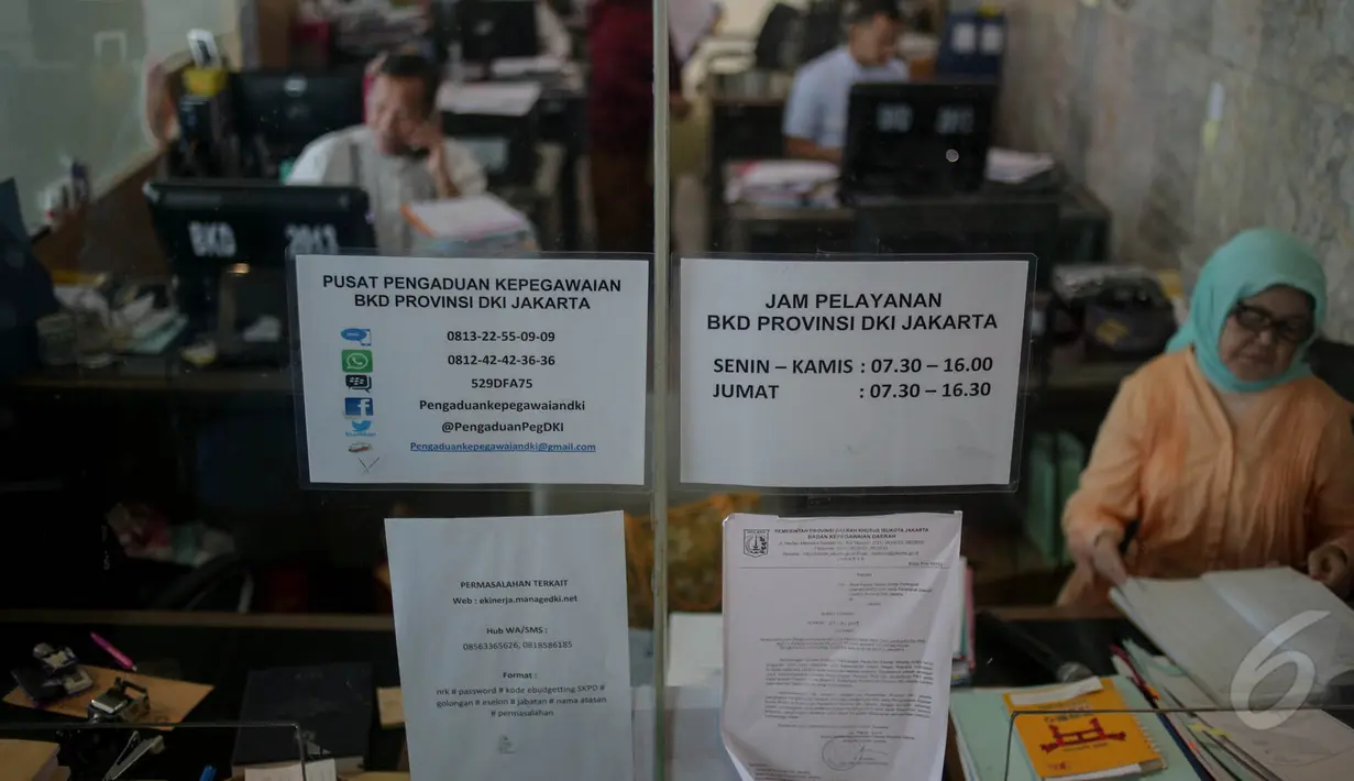 Wagub DKI Jakarta Djarot Saiful akan memberi sanksi tegas kepada PNS yang bolos pada hari kejepit nasional, Jakarta, Jumat (15/5/2015). Tampak sejumlah PNS berkativitas seperti biasa di Balaikota. (Liputan6.com/Faizal Fanani)