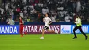Seorang fans Real Madrid berlari menerebos lapangan selama pertandingan semifinal Piala Dunia Antarklub 2018 antara Real Madrid melawan Kashima Antlers di stadion Zayed Sports City di Abu Dhabi, Uni Emirat Arab (19/12). (AFP Photo/Giuseppe Cacace)