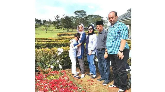 6 Momen Keluarga Bunga Citra Lestari Ziarah ke Makam Ashraf, Terlihat Tegar